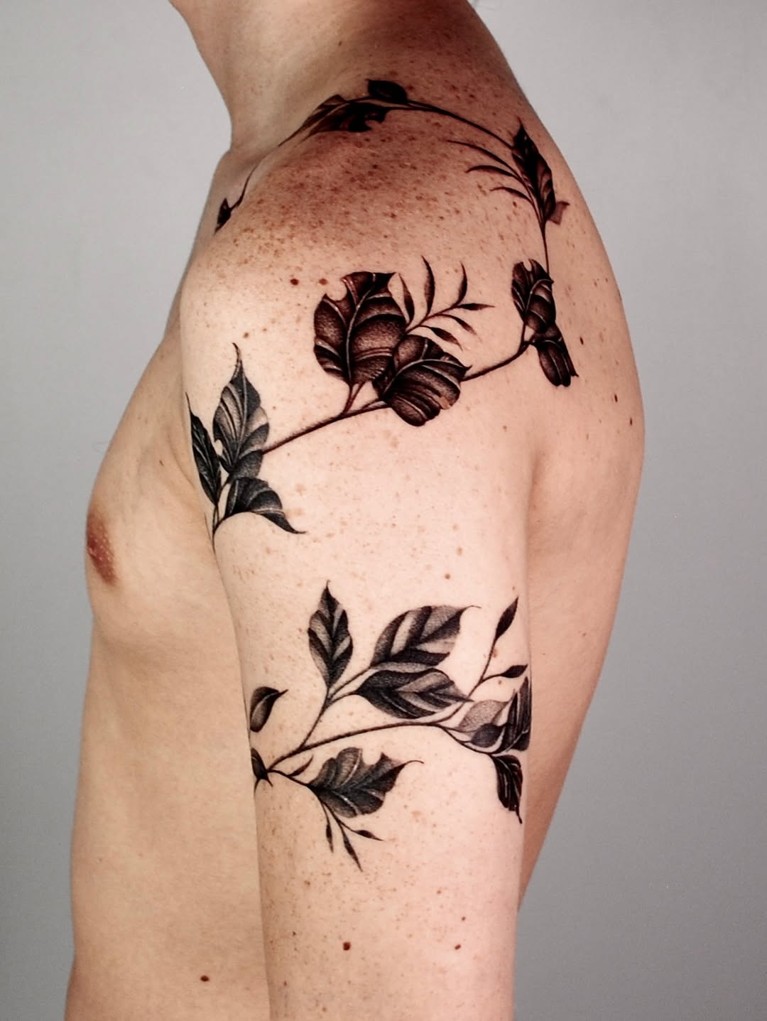 Tattoo by @lunatik_ttt — black_and_grey, fine_line