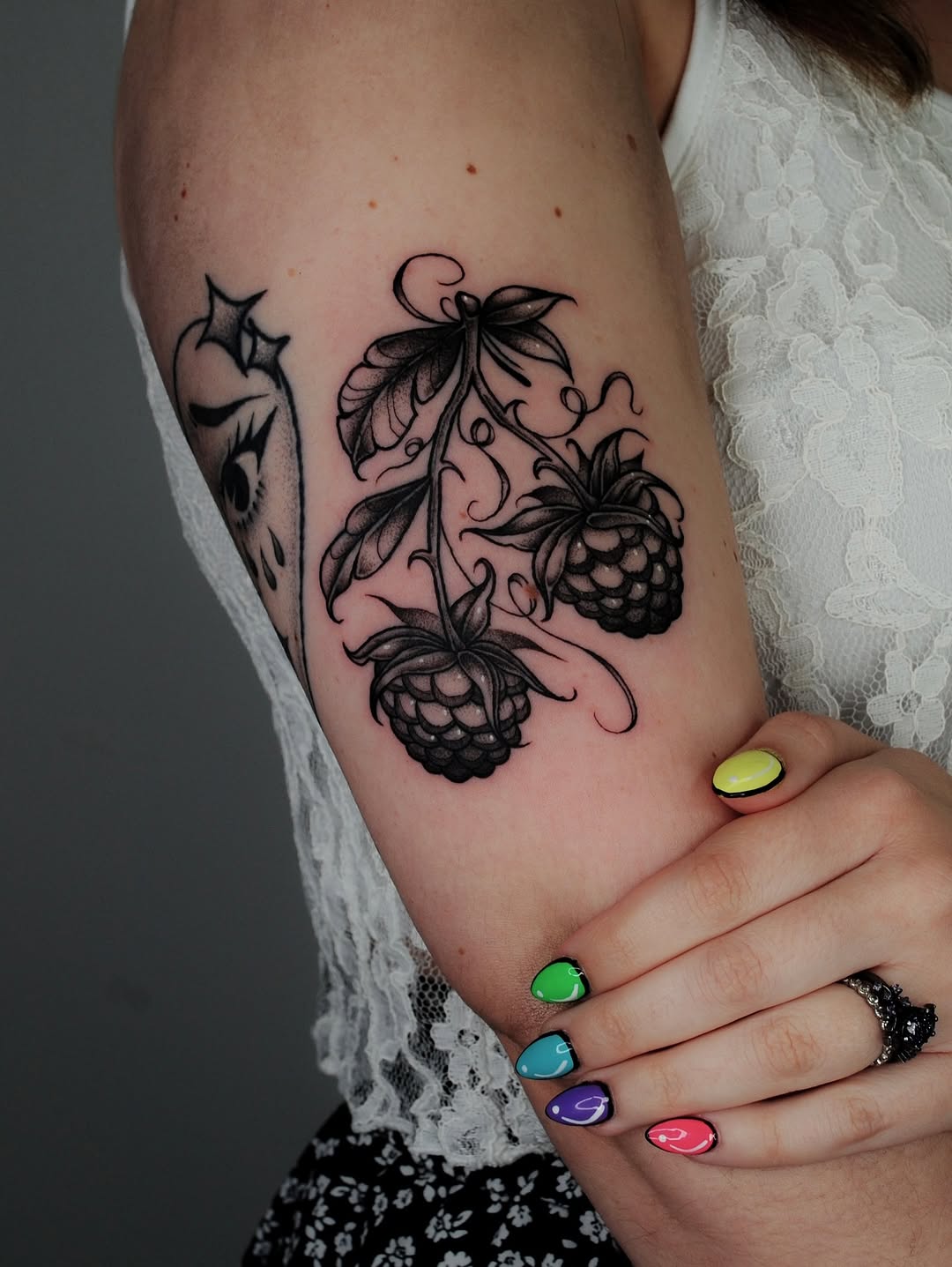 Tattoo by @lunatik_ttt — black_and_grey, fine_line