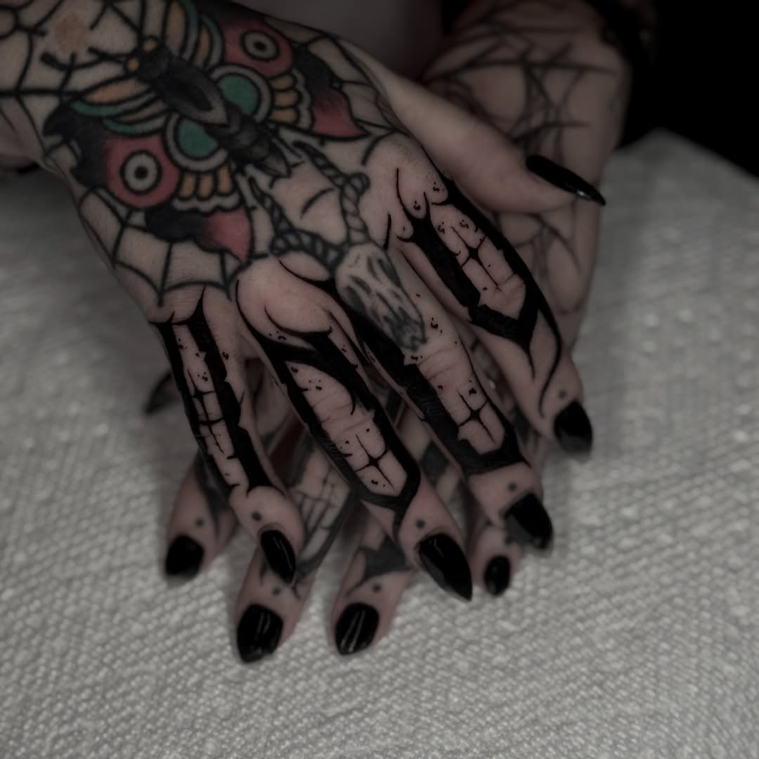 Tattoo by @alexx.arte โ american_traditional, illustrative