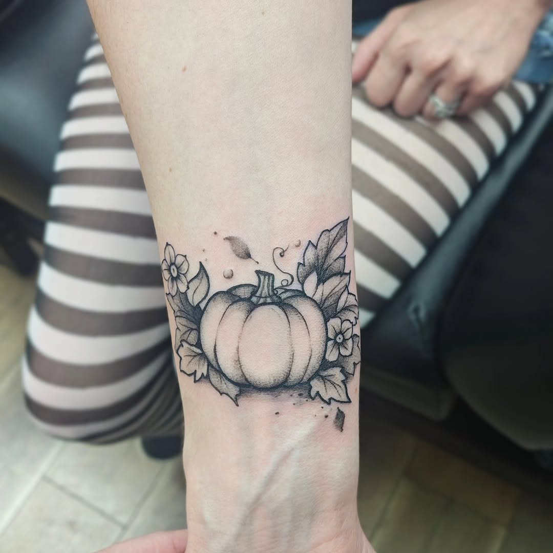 Tattoo by @lizzywiglz — black_and_grey, fine_line