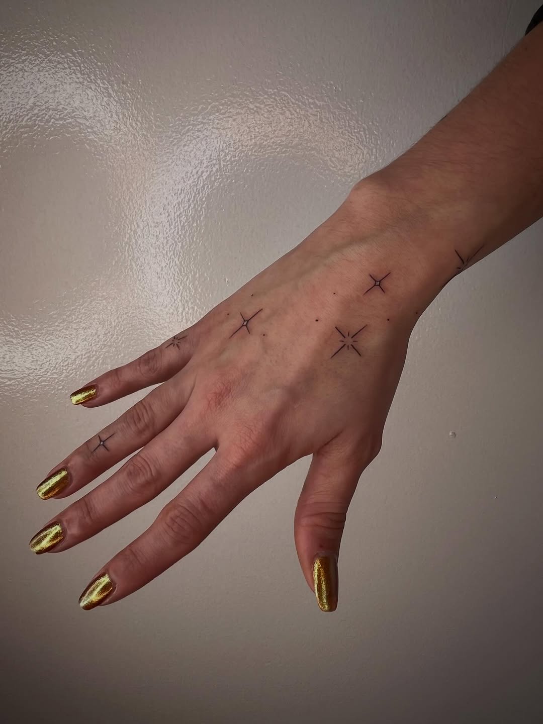 Tattoo by @peachdoestattoos โ fine_line, minimalist