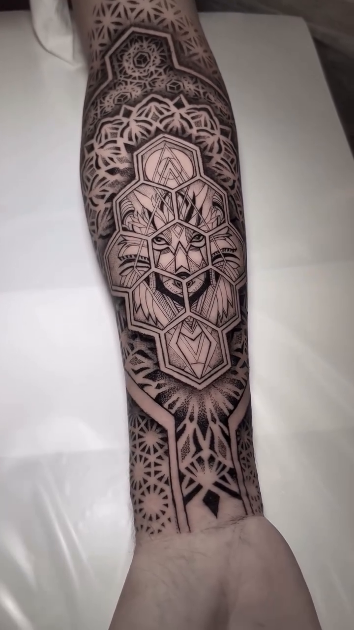 Tattoo by @daylisboa.ink — geometric, black_and_grey