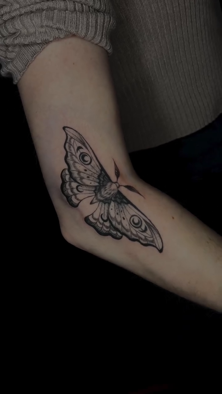 Tattoo by @tattylongleg — black_and_grey