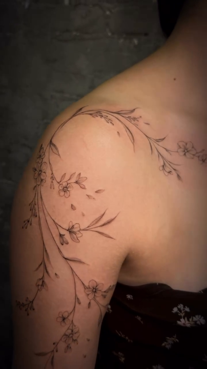 Tattoo by @yuliiitattoo — fine_line, illustrative