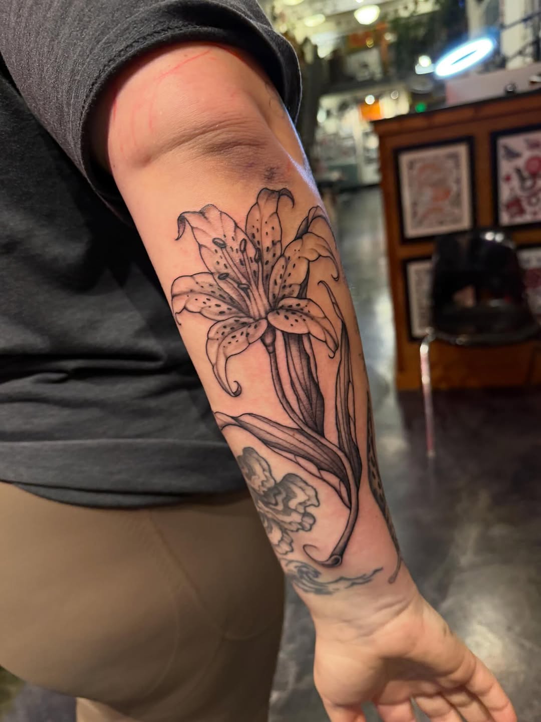 Tattoo by @tashavenola — black_and_grey, illustrative