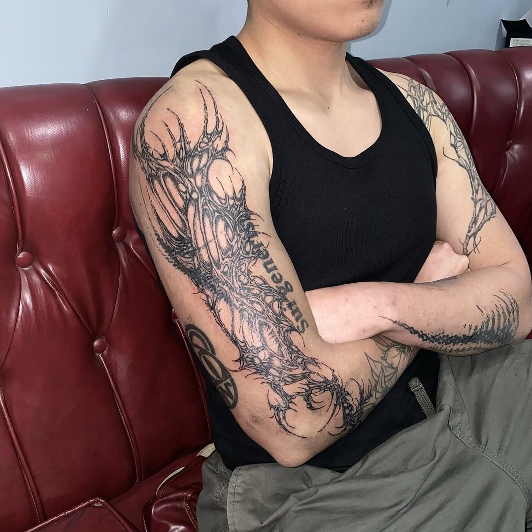 Tattoo by @sangresuciia — blackwork, geometric