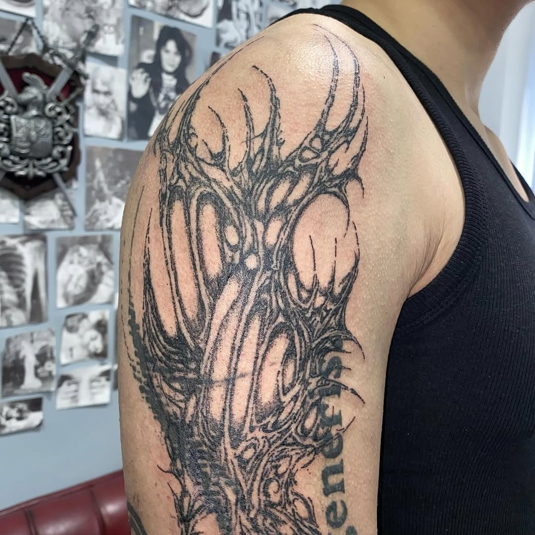 Tattoo by @sangresuciia — blackwork, geometric