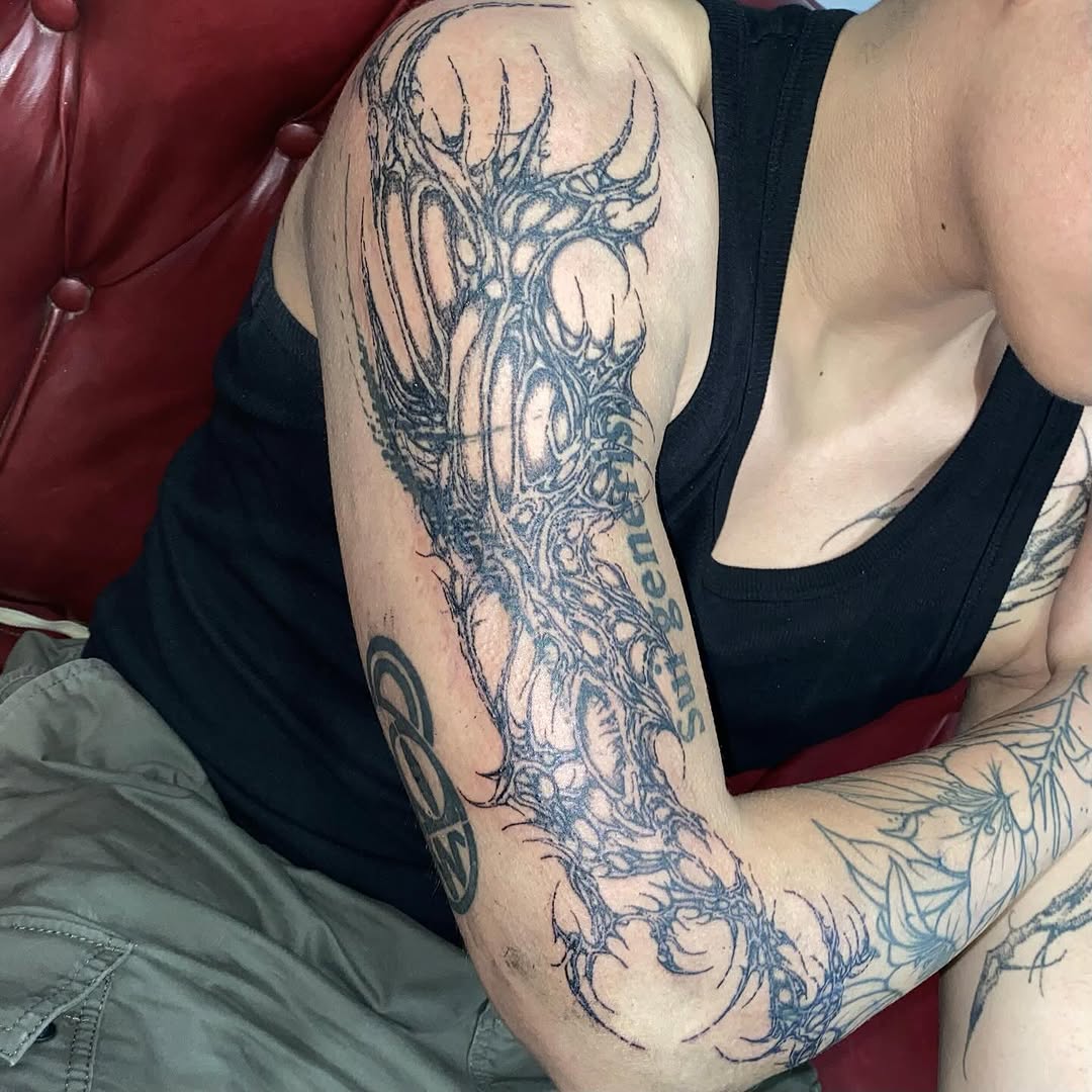 Tattoo by @sangresuciia — blackwork, geometric