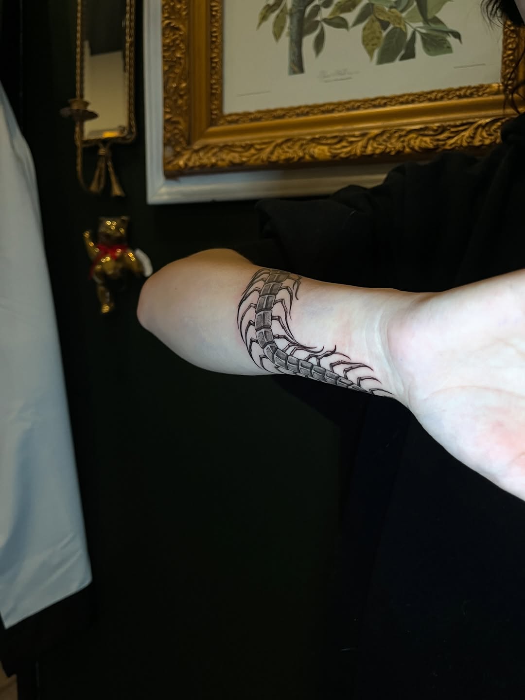 Tattoo by @smq_tattoo — black_and_grey, geometric