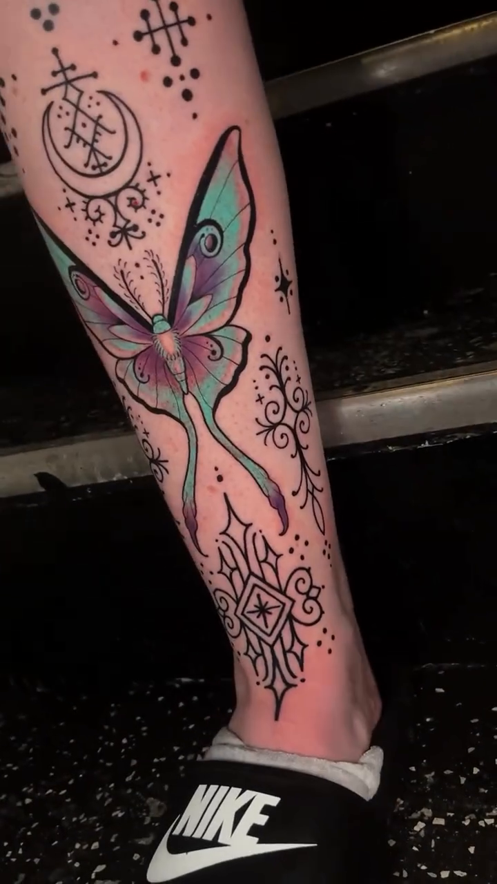 Tattoo by @_gwen.ink — illustrative, dotwork