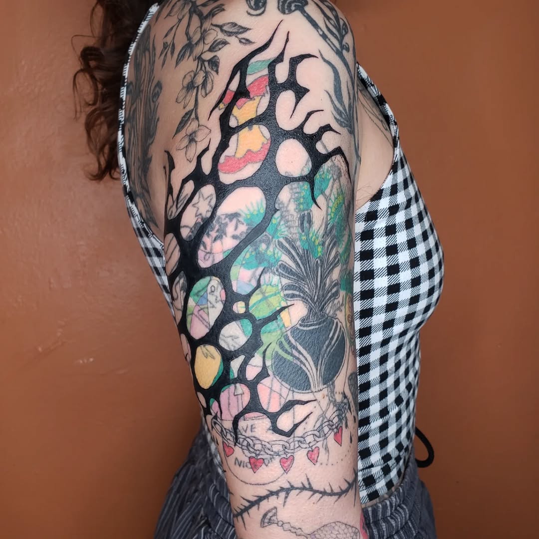 Tattoo by @chainveil.tattoo — illustrative, blackwork