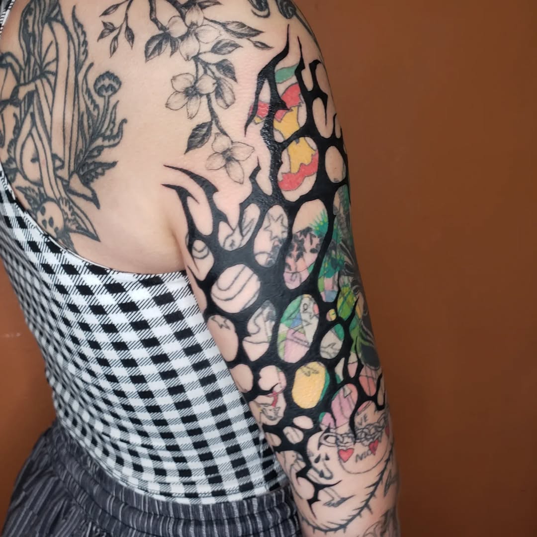Tattoo by @chainveil.tattoo — illustrative, blackwork
