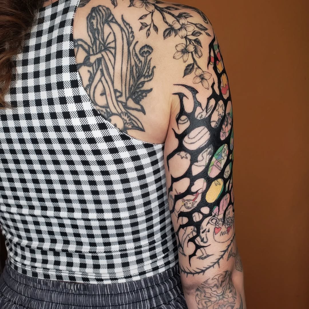 Tattoo by @chainveil.tattoo — illustrative, blackwork