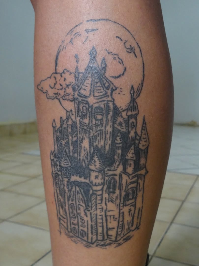 Tattoo by @yyiizzuuzz โ illustrative