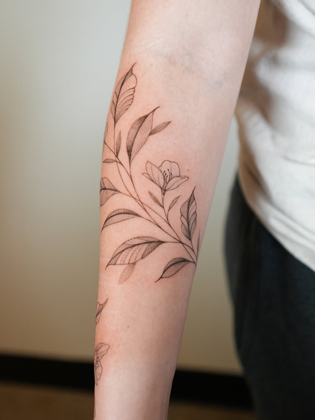 Tattoo by @michelly.ink — fine_line, dotwork