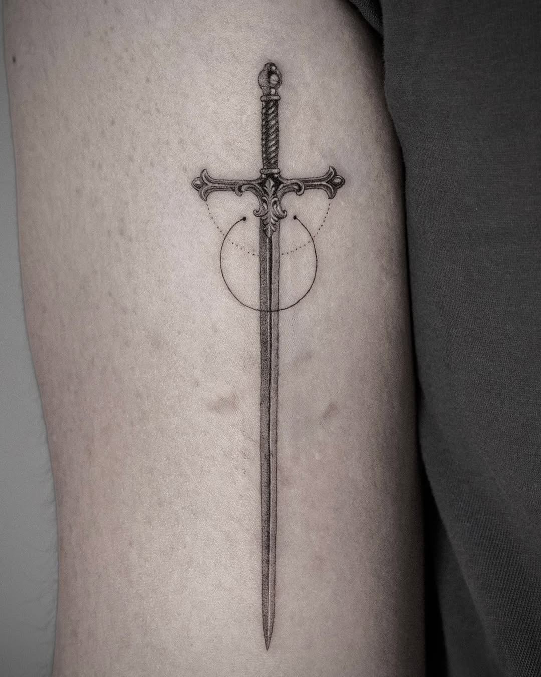 Tattoo by @tapz.zzz — fine_line, geometric