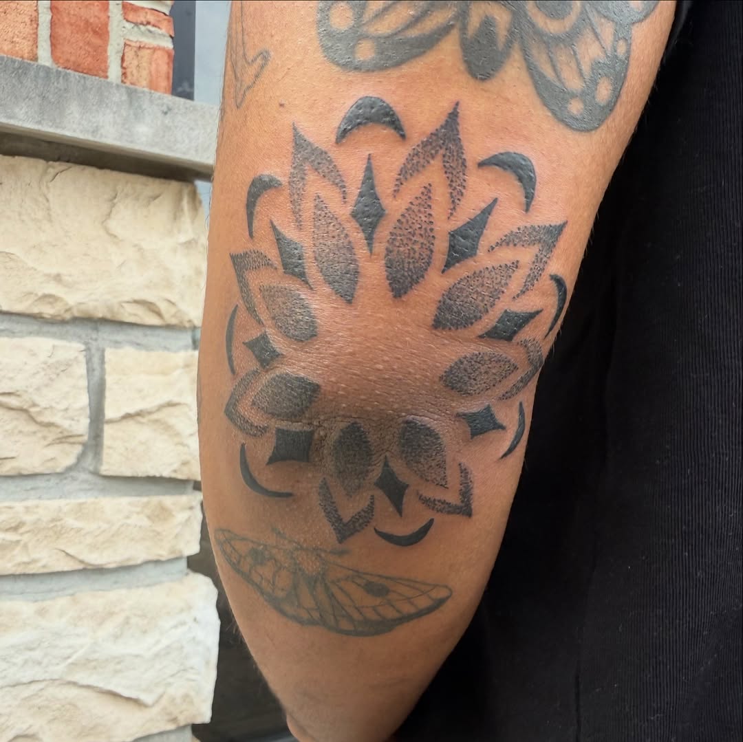Tattoo by @tinarosetattoos — dotwork, geometric