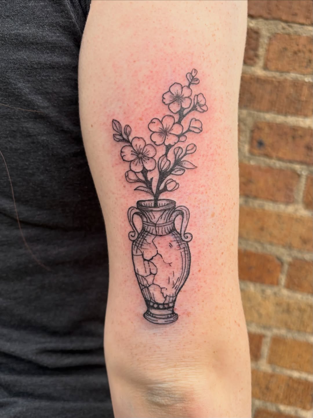 Tattoo by @linds.ink โ fine_line, black_and_grey