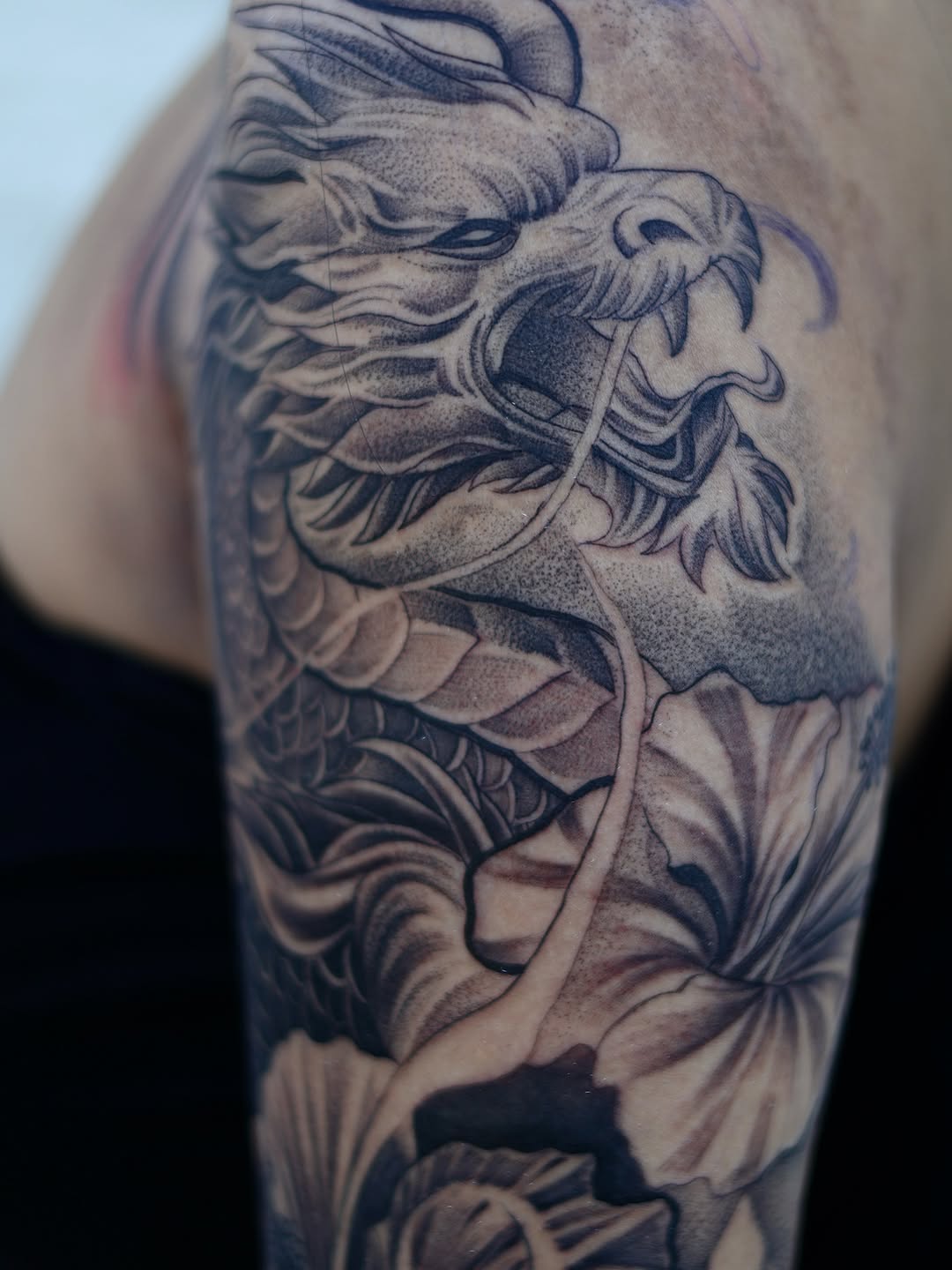 Tattoo by @dmisetattoos โ black_and_grey