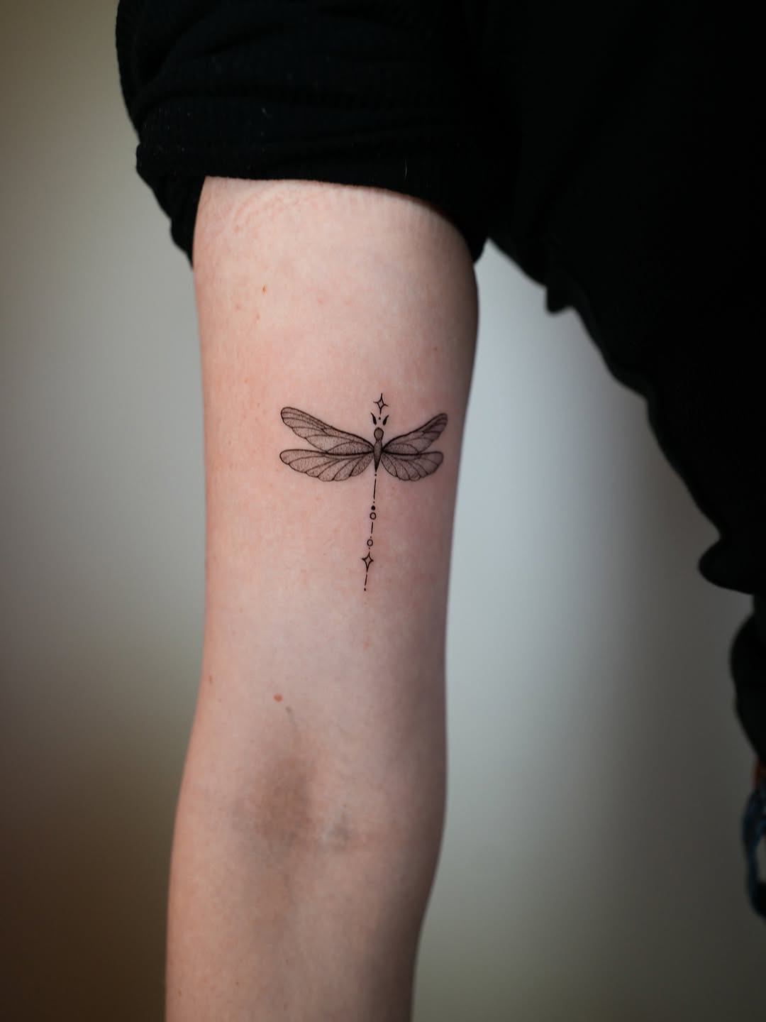 Tattoo by @michelly.ink — fine_line, minimalist