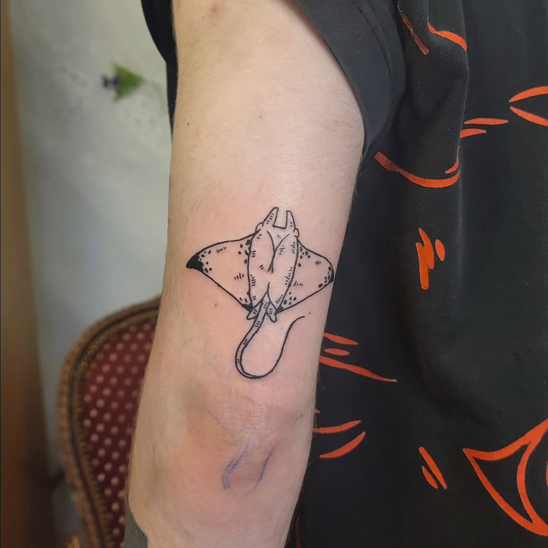 Tattoo by @satyrtattoos โ fine_line