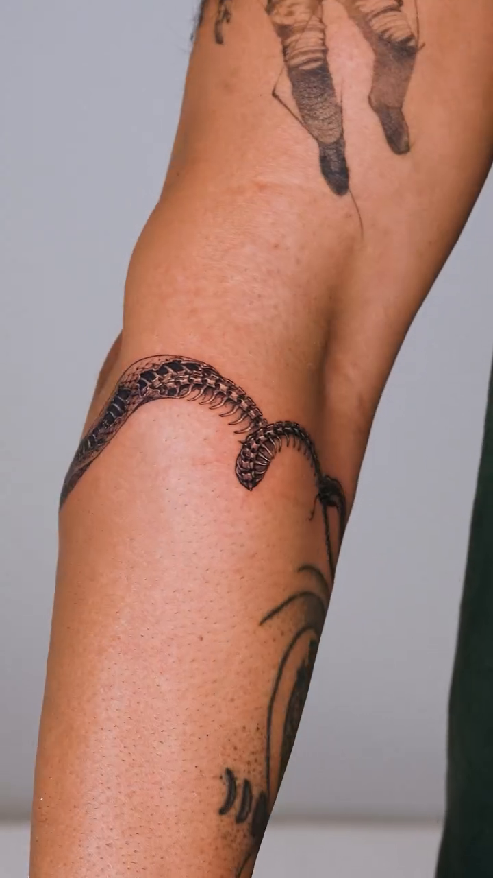 Tattoo by @tattooer_intat — blackwork