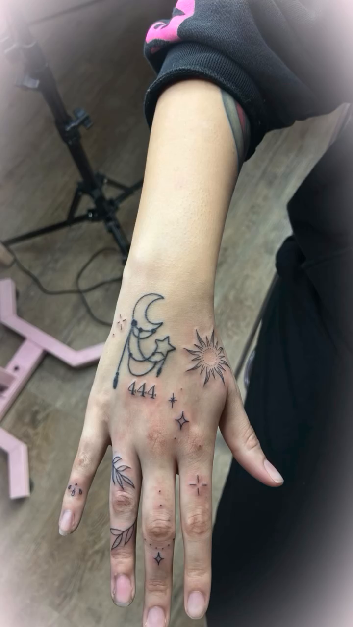 Tattoo by @tattoosbyskyeee โ fine_line