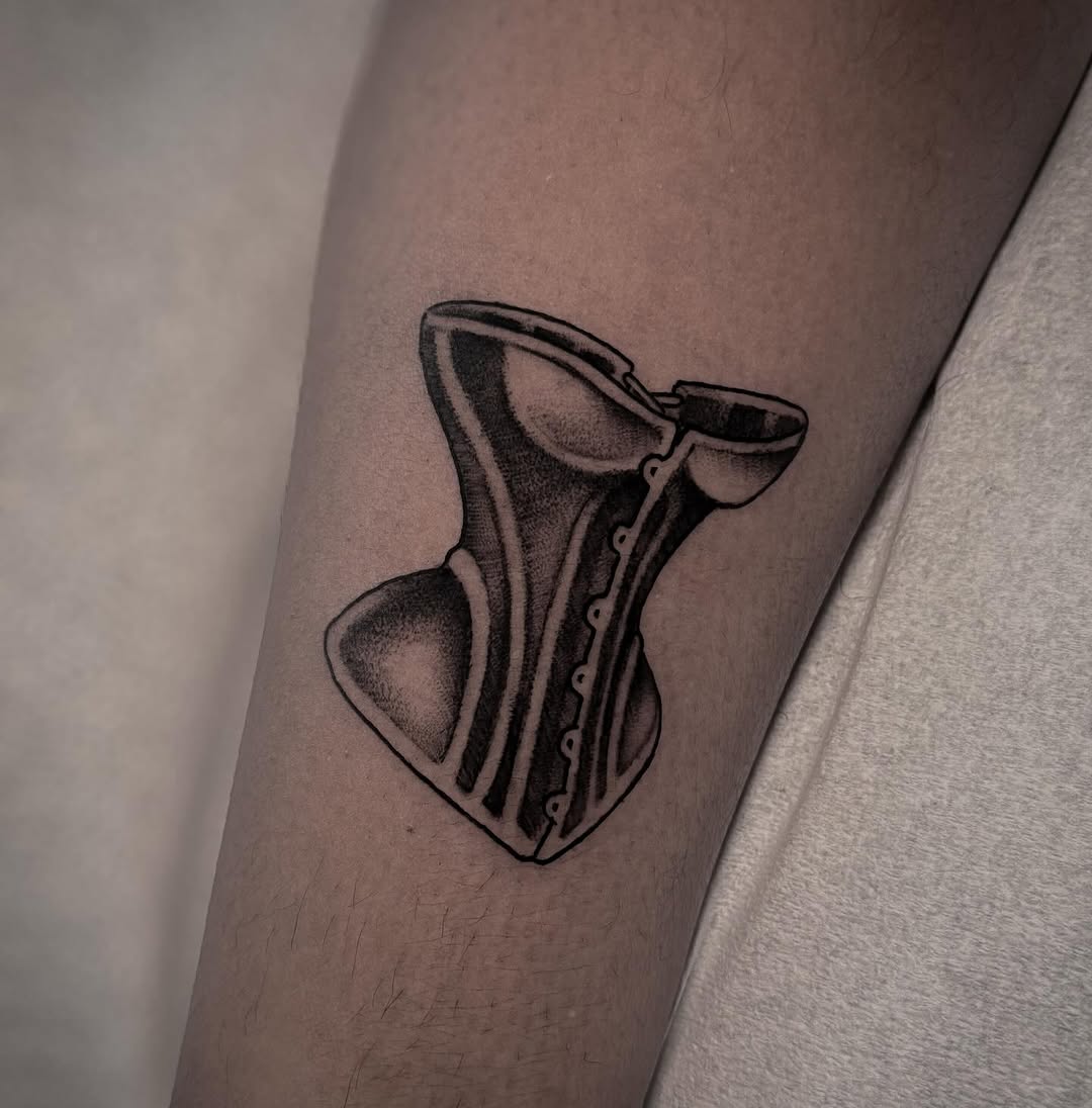 Tattoo by @lahyenettt — black_and_grey