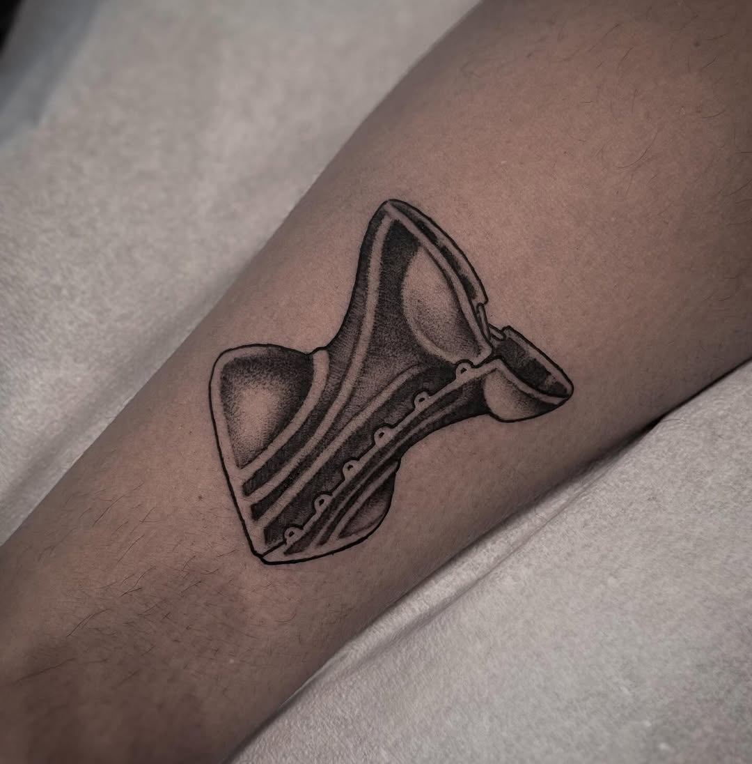 Tattoo by @lahyenettt — black_and_grey