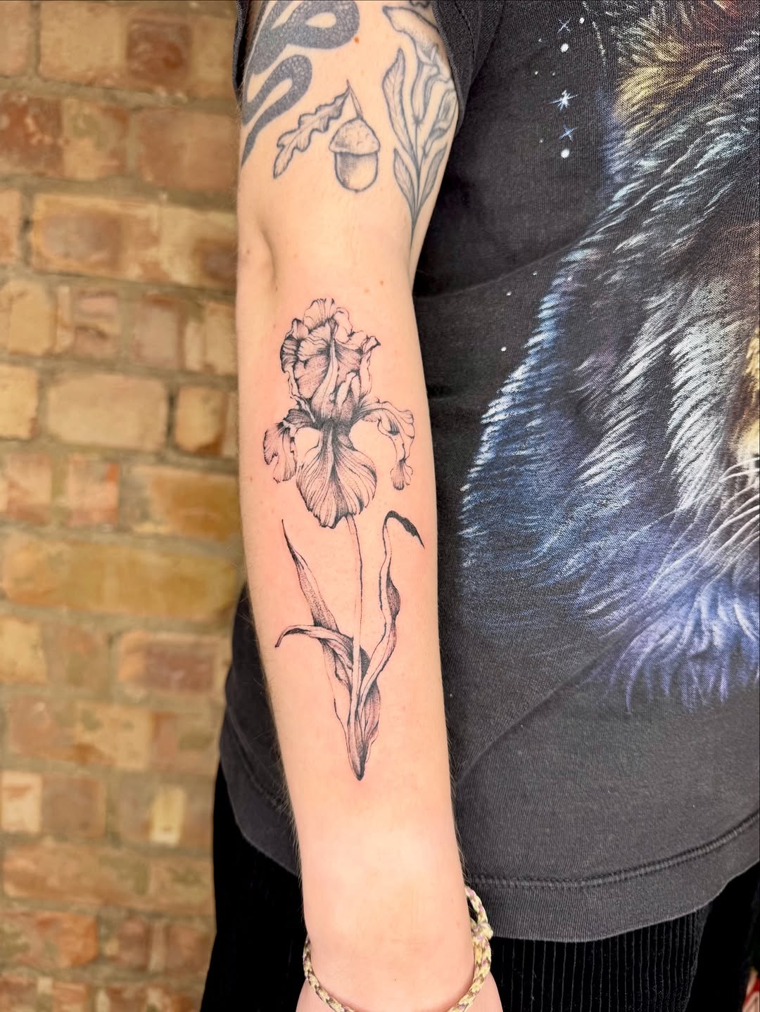 Tattoo by @passthesaltbitch โ fine_line, black_and_grey
