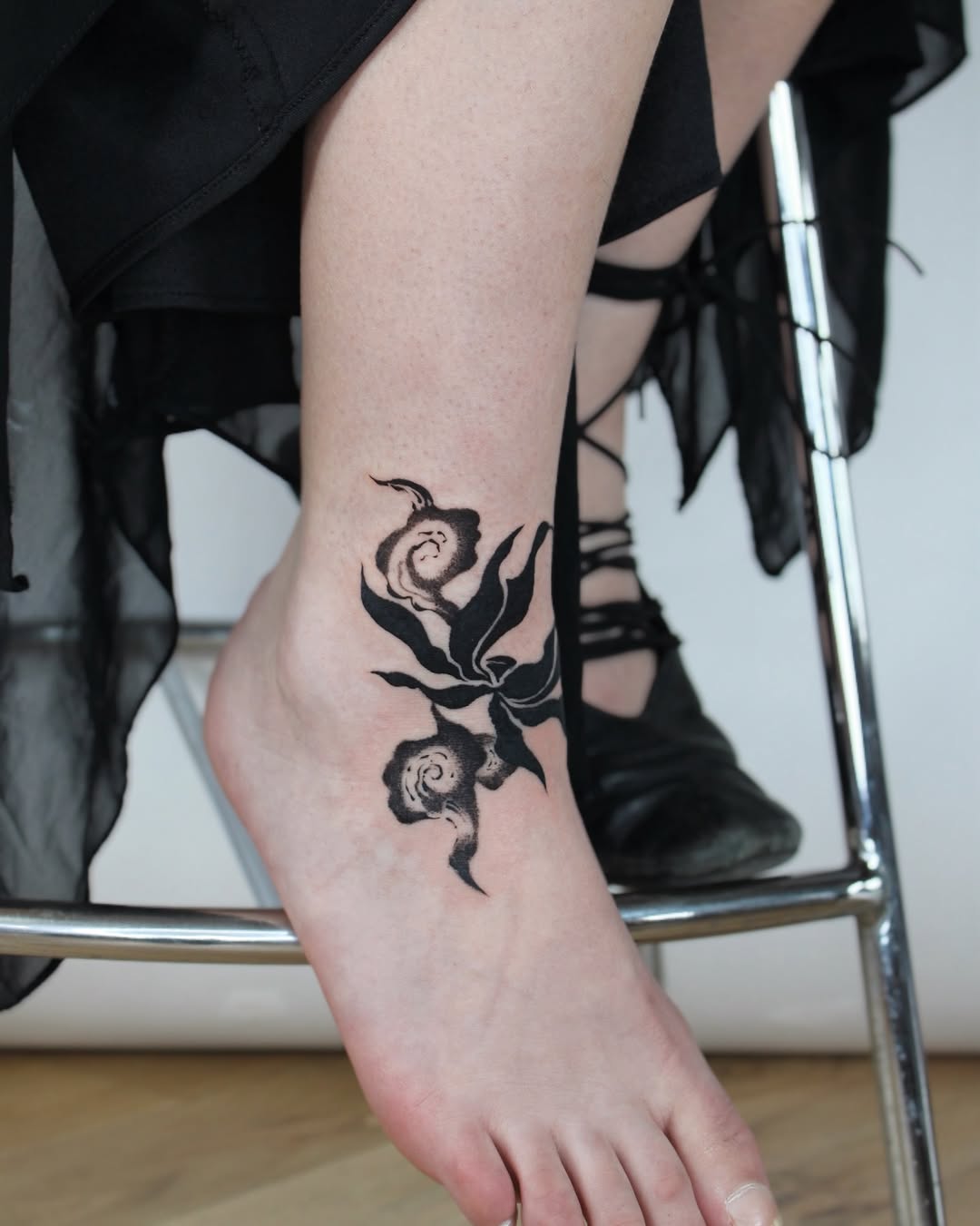 Tattoo by @tatpiaooo — blackwork