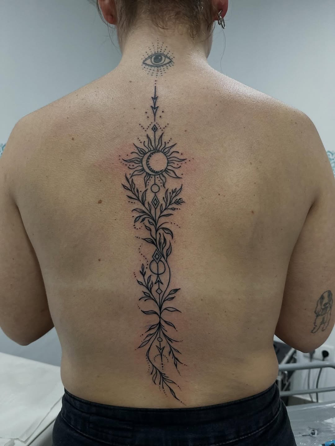 Tattoo by @red.ink_tattoo_pirineos — fine_line, geometric