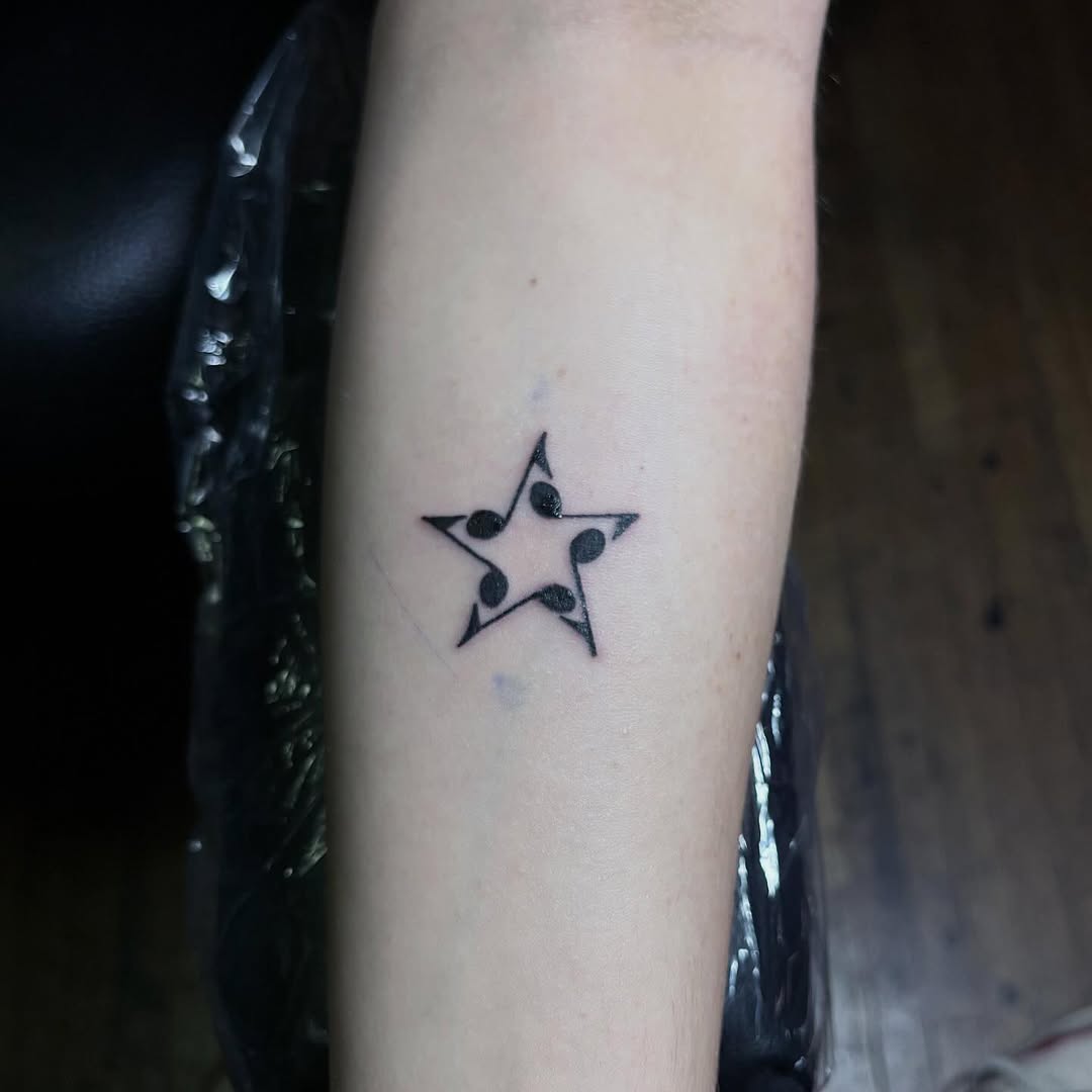 Tattoo by @arceo.tattoos — illustrative, minimalist
