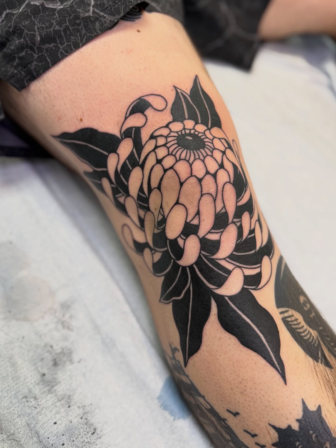 Tattoo by @hanaroshinko โ japanese_irezumi, blackwork