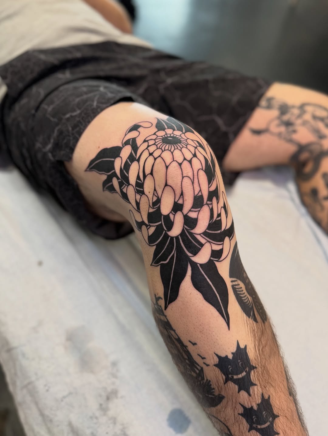 Tattoo by @hanaroshinko โ japanese_irezumi, blackwork