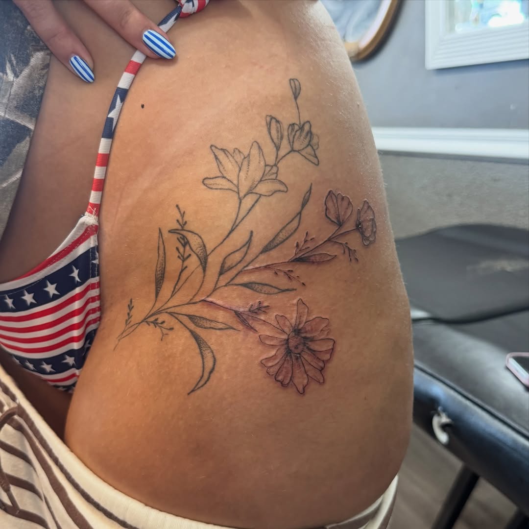 Tattoo by @lexgetinked โ fine_line