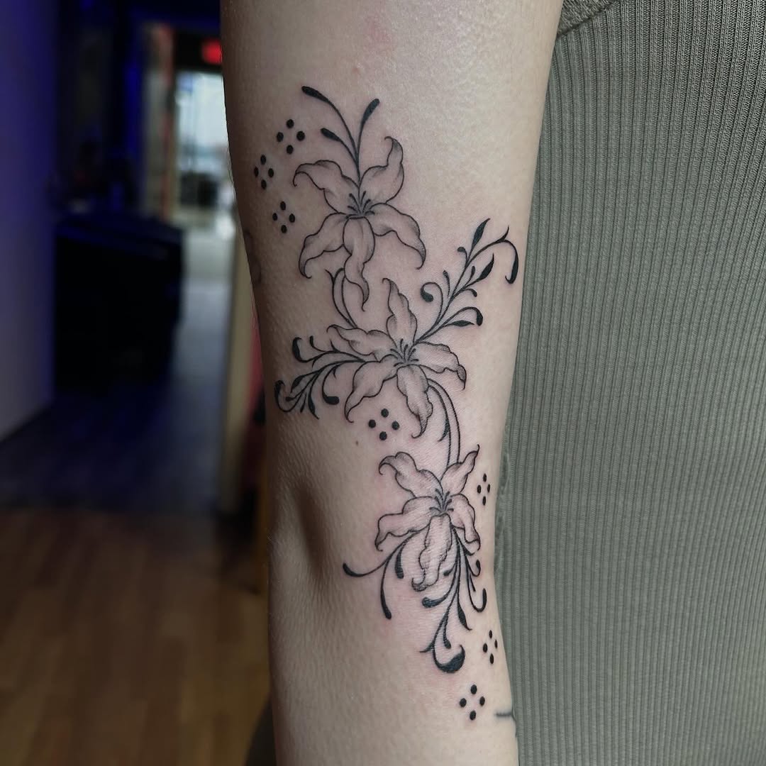 Tattoo by @tats.by.yana โ fine_line, dotwork