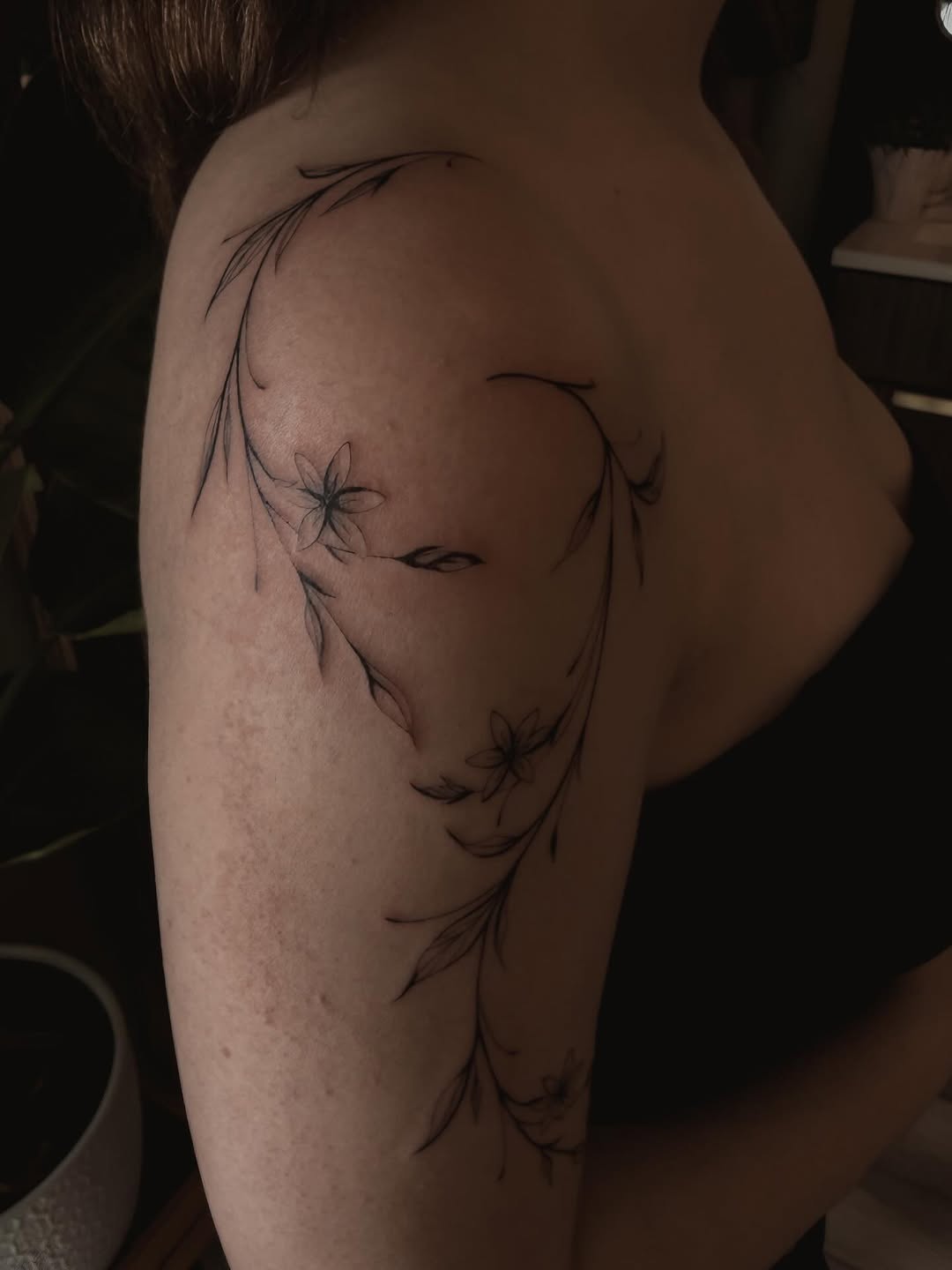 Tattoo by @red_rosalie_ โ fine_line, illustrative