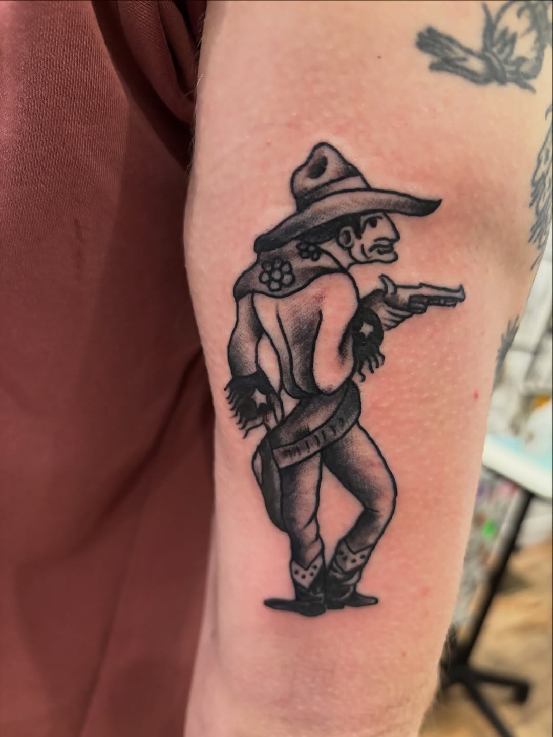 Tattoo by @fracas_tattoo โ american_traditional, illustrative