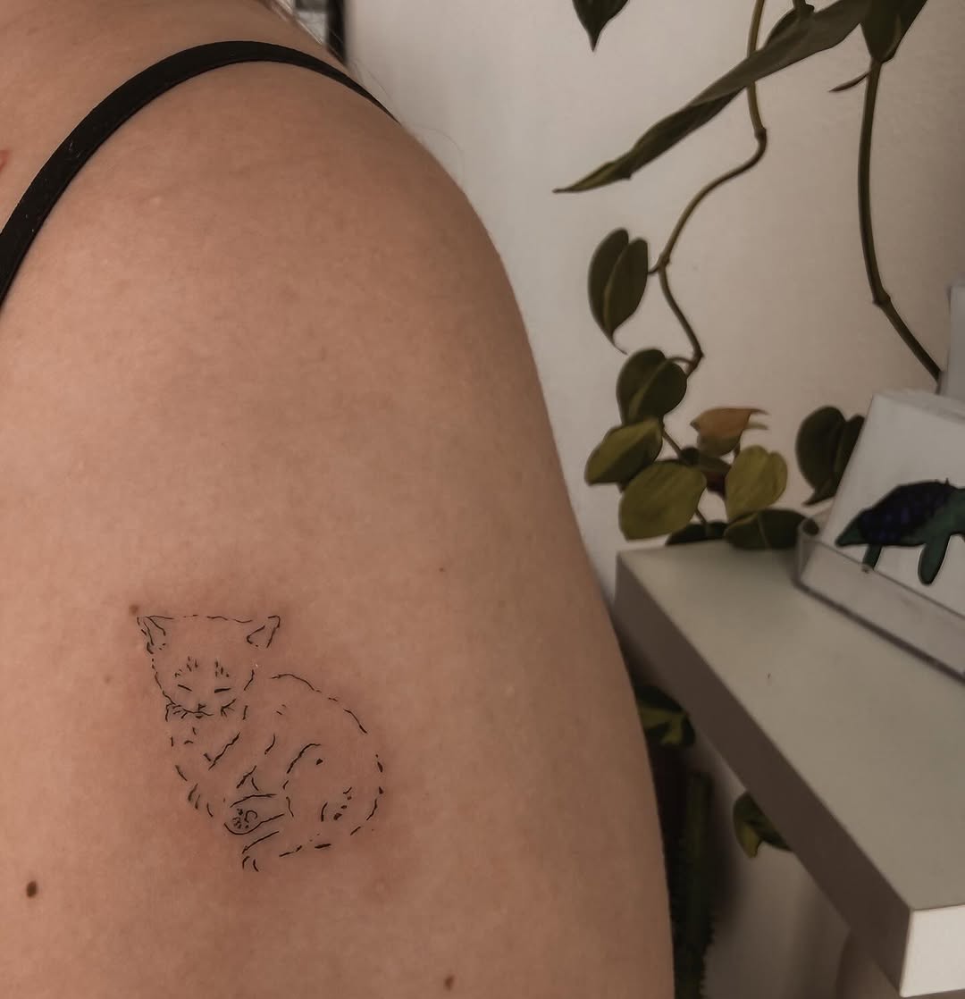 Tattoo by @red_rosalie_ โ fine_line, illustrative
