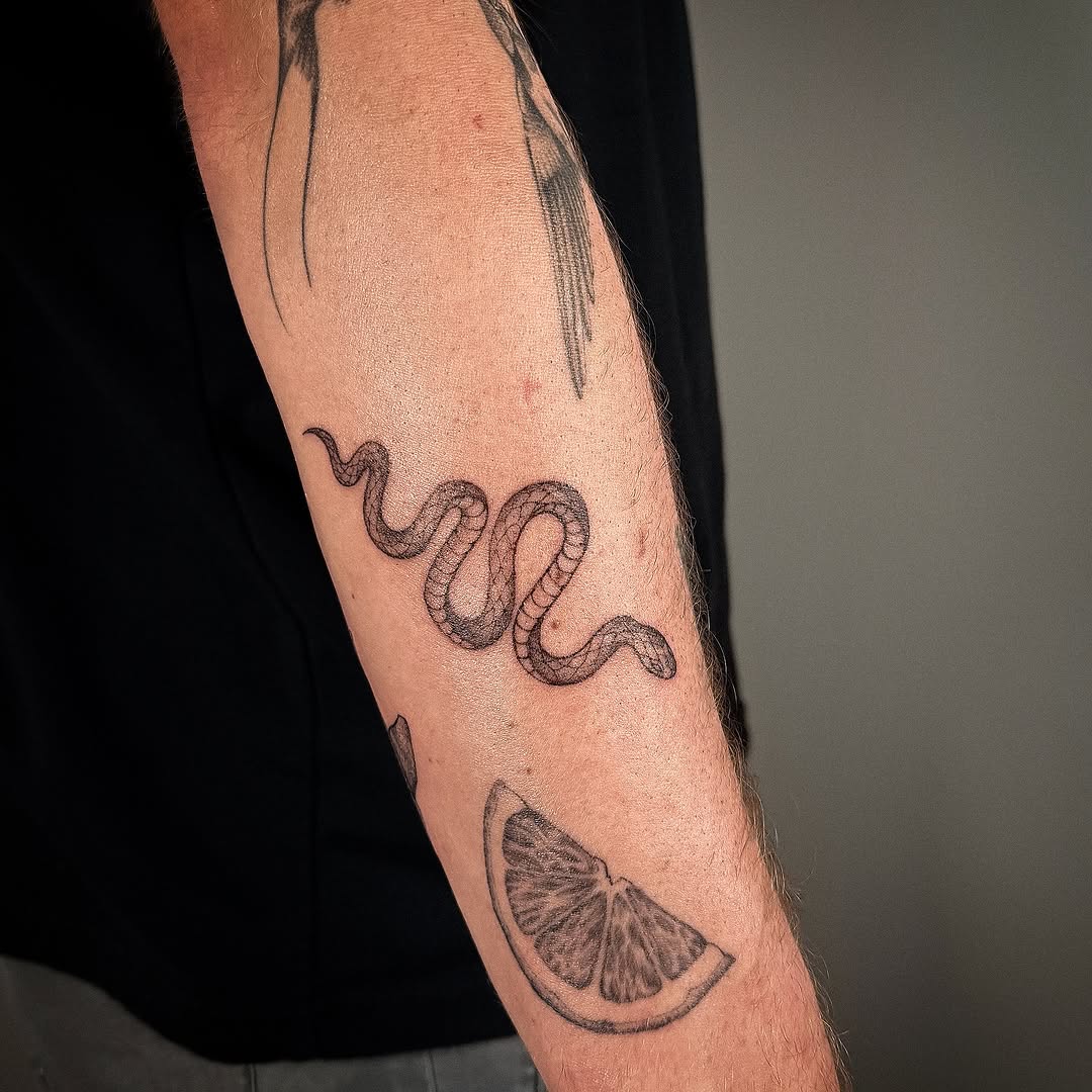 Tattoo by @rachelle.inks โ fine_line, black_and_grey