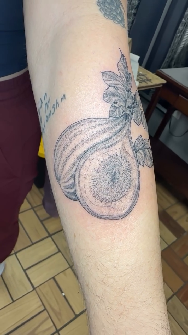 Tattoo by @vannadoestattoos — black_and_grey