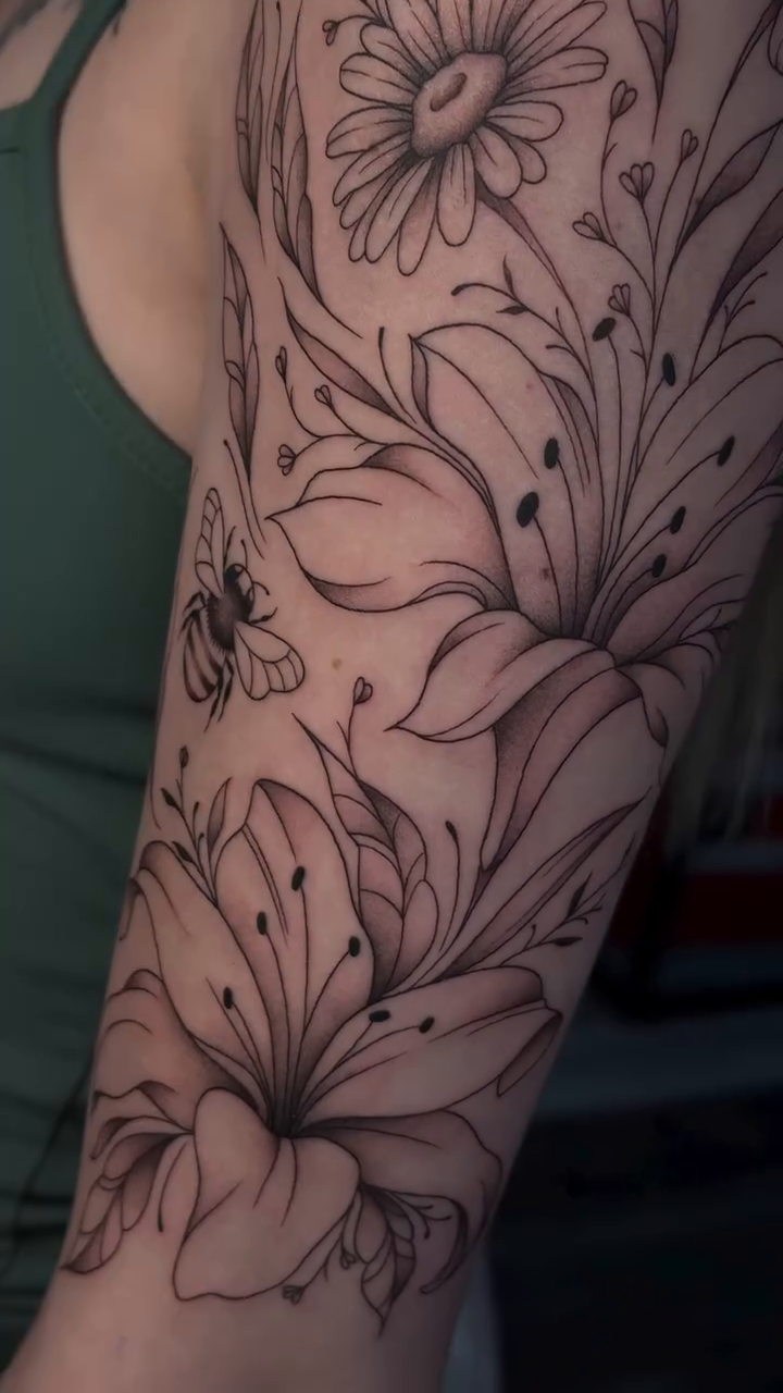 Tattoo by @inkedbyjulia โ fine_line, black_and_grey