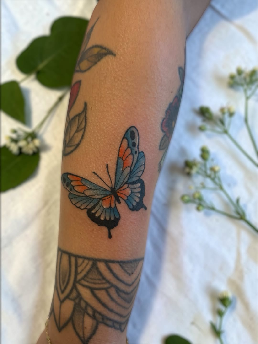 Tattoo by @daphnelovetattoo — fine_line, american_traditional
