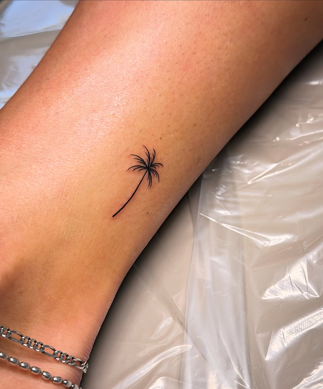 Tattoo by @rachelle.inks โ fine_line, minimalist