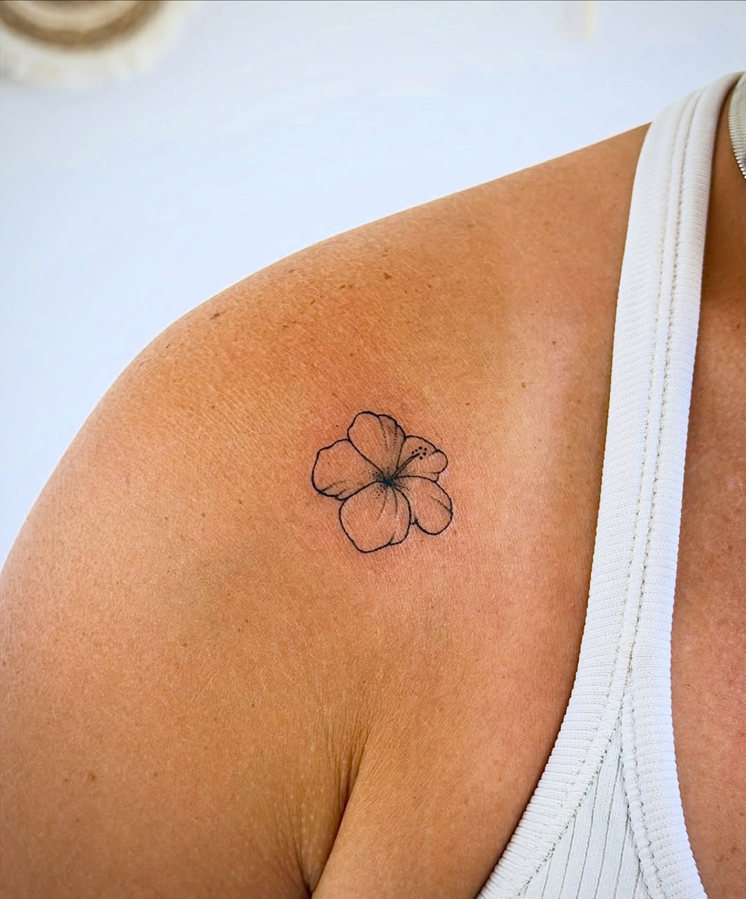 Tattoo by @rachelle.inks โ fine_line, illustrative