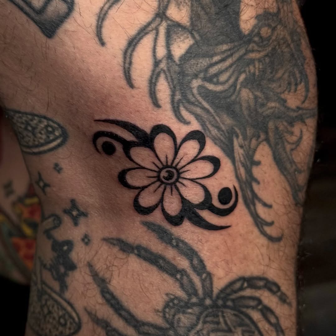 Tattoo by @splitshadetattoo — blackwork