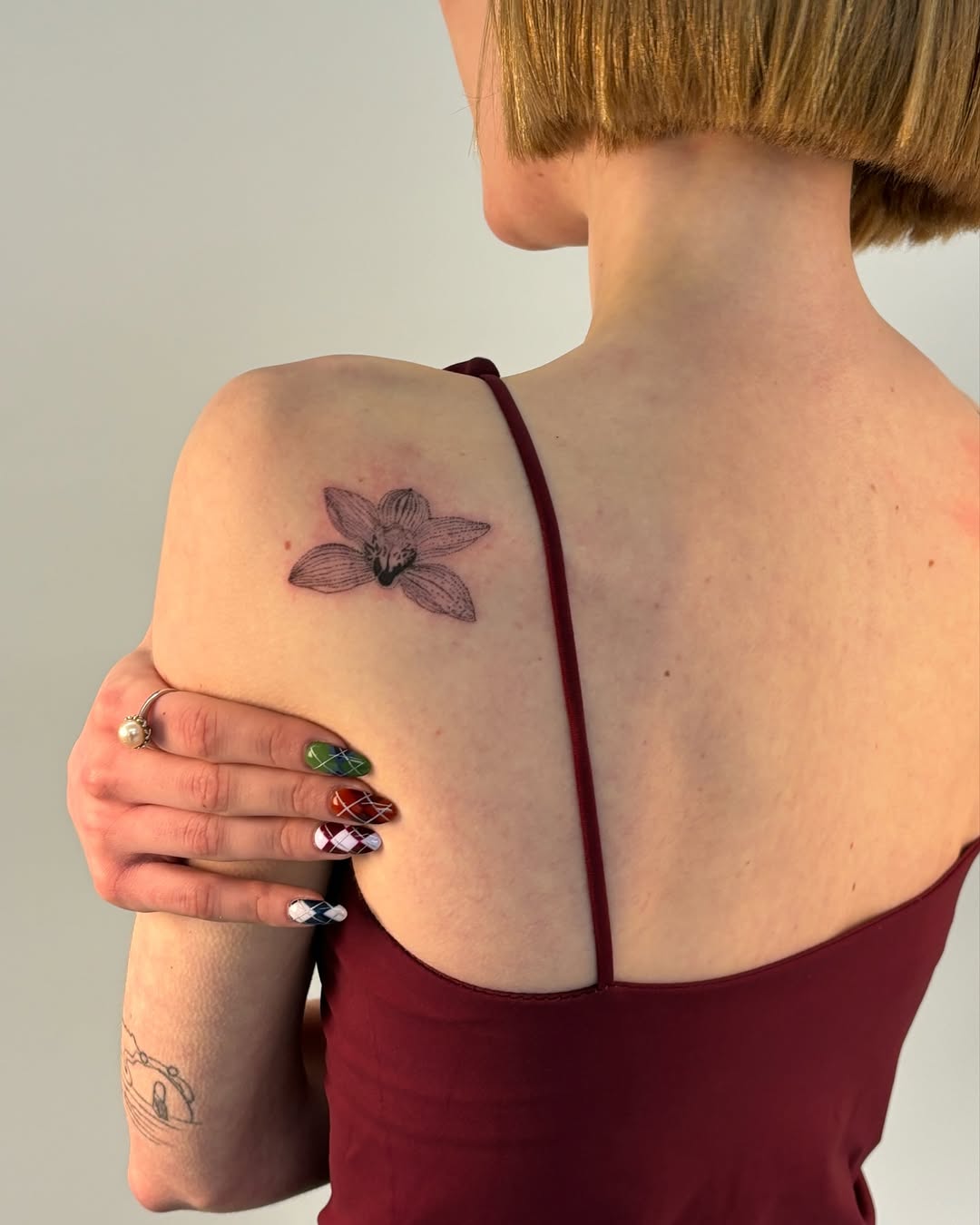Tattoo by @2000.tatts โ fine_line, black_and_grey