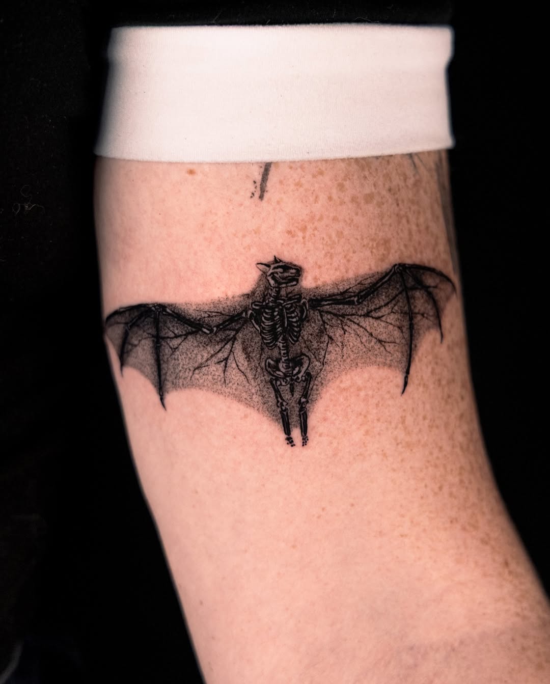 Tattoo by @mete.noir — blackwork, illustrative