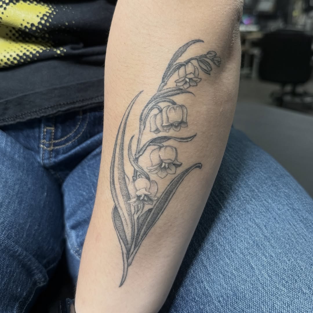 Tattoo by @sadgirltx — black_and_grey